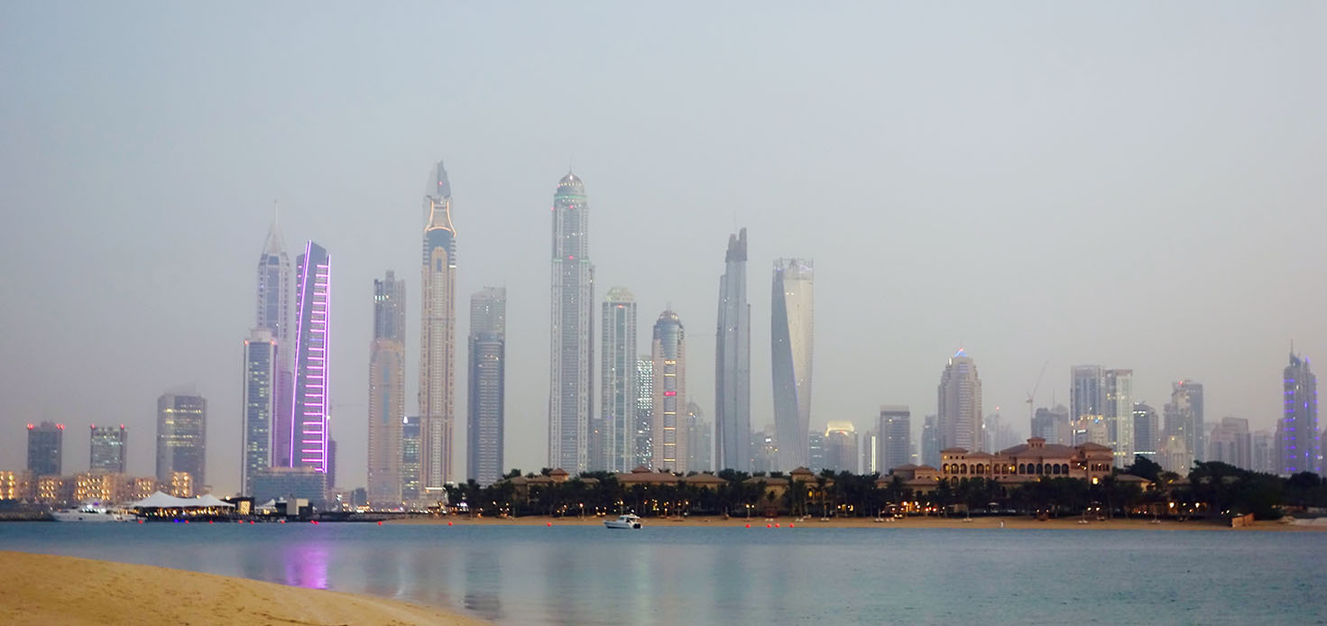 Дубай в декабре: вид на Дубай Марина и Джумейра Бич Резидентс